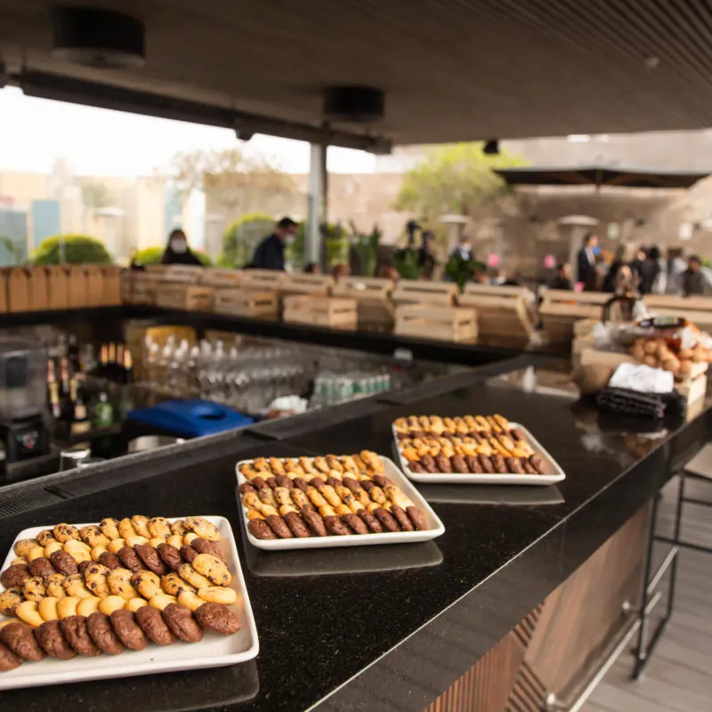 Bandejas de bocaditos servidas en el catering de un evento corporativo
