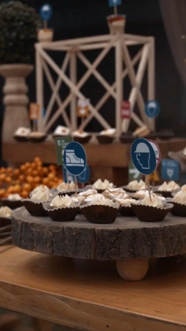 Mesa de postres con cupcakes y dulces sobre bases de madera