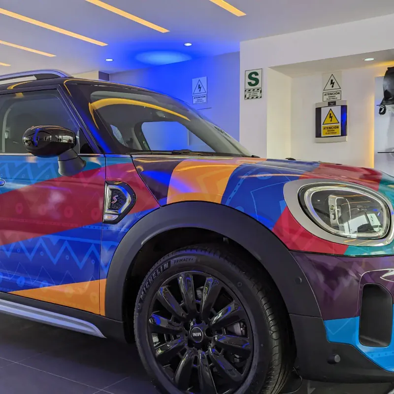 MINI Cooper decorado con la gráfica del Big Love Fest dentro del showroom