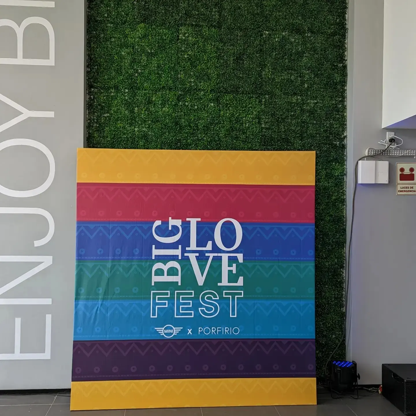 Backdrop del Big Love Fest de MINI y Porfirio montado sobre un muro verde
