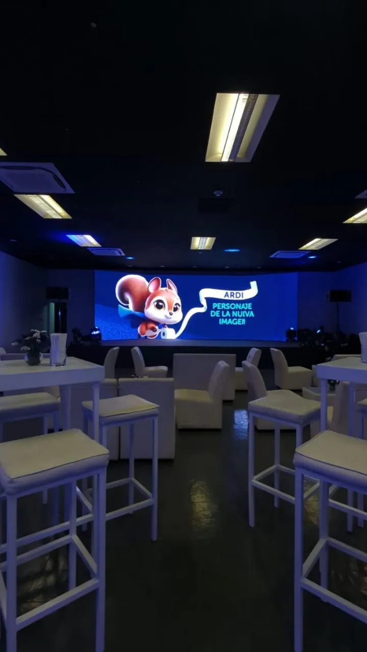 Pantalla y salón montados para el lanzamiento de la nueva imagen de Papelera Super